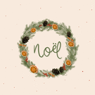 Couronne de Noël agrémentée d'agrumes et de pins